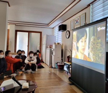 마을 어르신들을 위한 '찾아가는 이동극장' 이미지